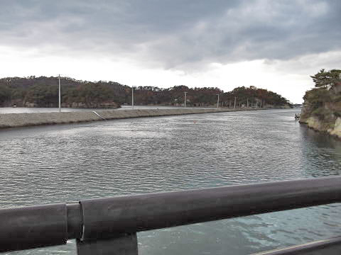 宮戸島入り口の橋から松島方面を見る