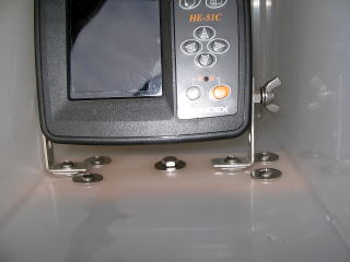 魚探ケースに魚探本体を固定するステー