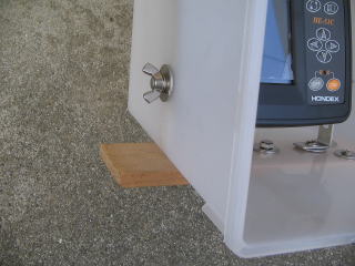 魚探の角度を調整するためのネジ