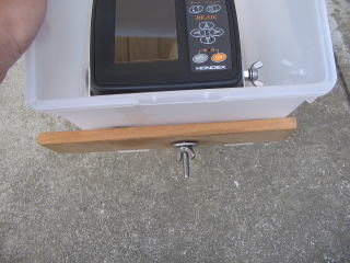 魚探ケースの下部