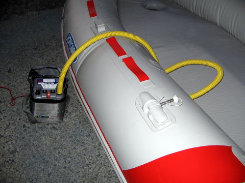 ボートに標準添付の超高圧電動ポンプ