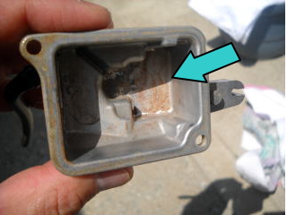 フロートチャンバーボデーの内側を点検