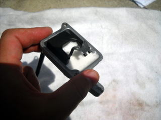 フロートチャンバーボデーの中に細かい部品を入れて清掃