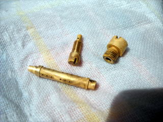 清掃後のメインジェット,メインノズル,パイロットジェット