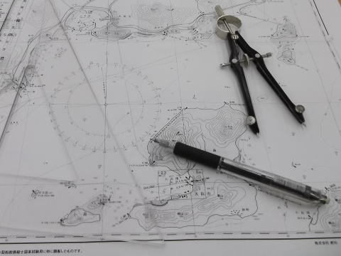 デバイダーで海図の距離を測定