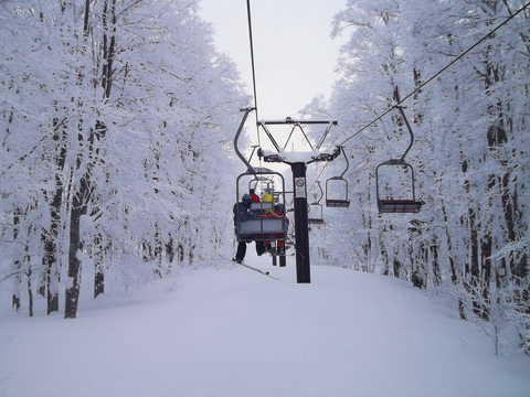 山形蔵王スキー場で樹氷を見ながらリフトに乗る