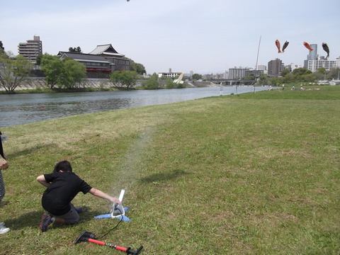 広瀬川のお祭りでペットボトルロケット飛ばし