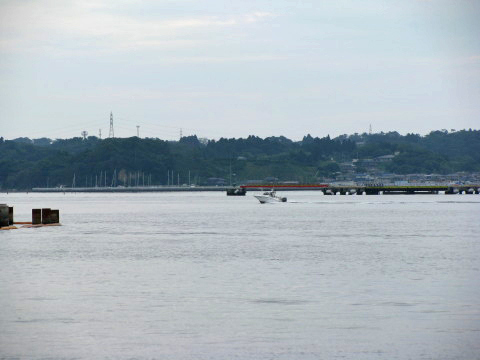 塩釜港を疾走するプレジャーボート