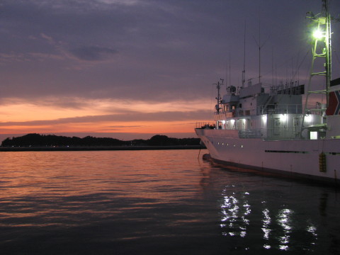 朝日が昇る前の漁港