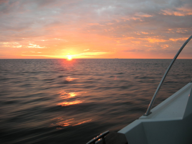 朝焼けを見ながらプレジャーボートで海を疾走